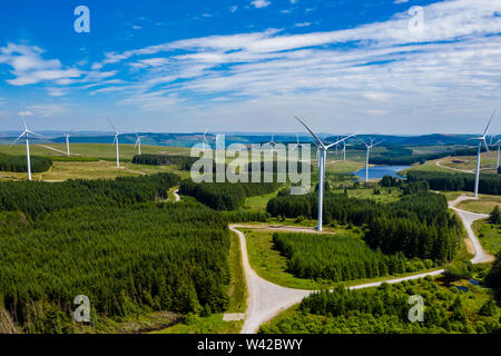 Drone aérien Avis d'un grand parc éolien à terre sur un coteau verdoyant Banque D'Images