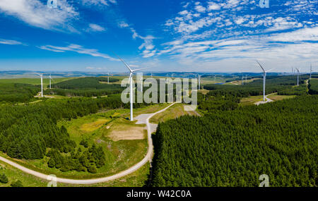 Drone aérien panorama d'éoliennes à un grand parc éolien terrestre au Pays de Galles, Royaume-Uni Banque D'Images