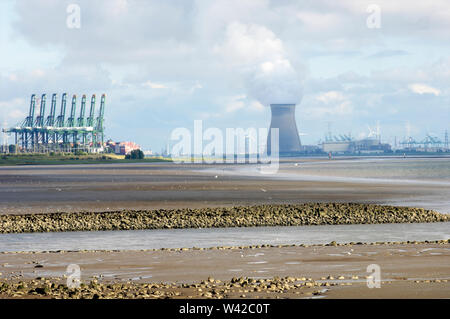 Centrale nucléaire de Doel tours de refroidissement avec l'industrie à la voie d'eau de l'Escaut occidental dans Walcheren, Zélande, Pays-Bas Banque D'Images