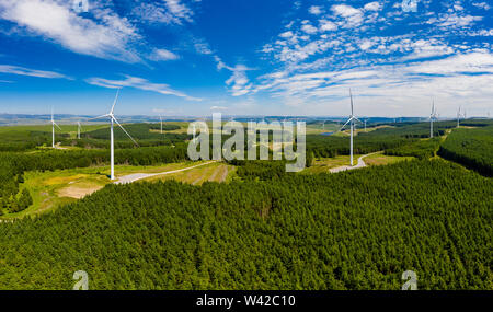 Drone aérien panorama d'éoliennes à un grand parc éolien terrestre au Pays de Galles, Royaume-Uni Banque D'Images