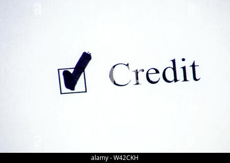 Liste de contrôle avec un mot sur du papier blanc de crédit avec stylo. Case à cocher et concept de la banque. Banque D'Images