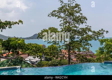 Scieries de piscine à débordement entourée de forêt verte sur l'île de Koh Samui en Thailande Banque D'Images