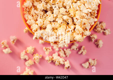 Un bol avec du popcorn sur fond rose. Concept d'animation et de l'alimentation Banque D'Images