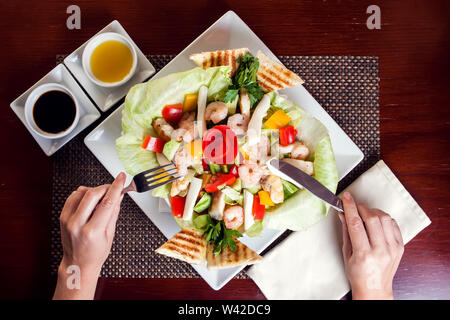 Salade de fruits de mer avec des sauces sur plaque blanche. Banque D'Images