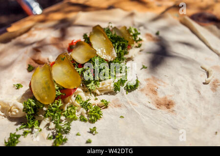 Un pain pita avec des légumes. Cuisson de sandwich Banque D'Images