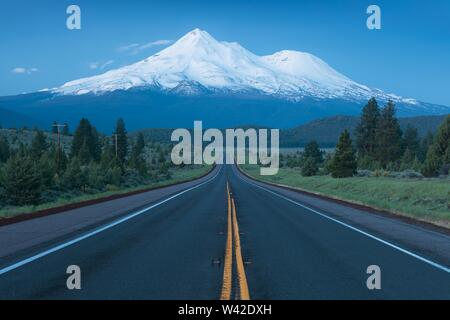 Route vers Monte et Shastina Shasta en Californie, États-Unis La route 97 dans le Nord de la Californie, cap au sud vers une montagne appelée Shasta v Banque D'Images