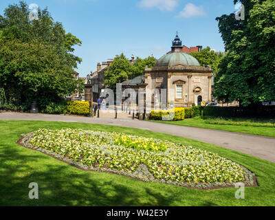 Le Royal Pump Room Museum de Valley Gardens en été Harrogate North Yorkshire Angleterre Banque D'Images