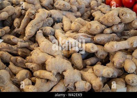 Les racines de gingembre tas à farmers market, l'arrière-plan, la texture. Vue rapprochée Banque D'Images