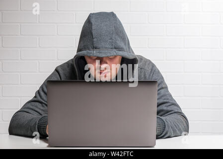 Homme criminel dans le capot hacker se propage le virus de l'Internet Banque D'Images