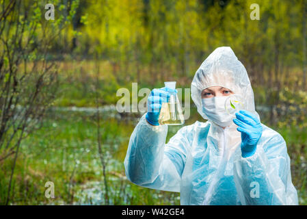 Avec écologiste des échantillons d'eau et des plantes de la forêt river mène des recherches Banque D'Images