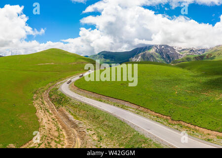 Wagons sur une route de montagne, paysage pittoresque de quadrocopter vue supérieure Banque D'Images