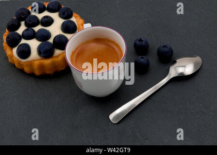 Blueberry dessert avec café servi sur un plateau d'ardoise servi sur une plaque en ardoise. Délicieux en-cas ou un petit déjeuner rapide. Banque D'Images