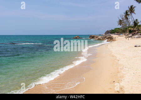 Avec son sable doré, Lamai Beach sur l'île de Koh Samui est l'une des meilleures destinations tropicales en Thaïlande Banque D'Images