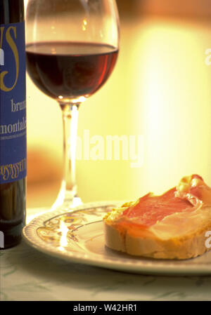 L'aperitivo composé de Vasco Sassetti Brunello di Montalcino et prosciutto et pain, est idéal pour une collation. Banque D'Images