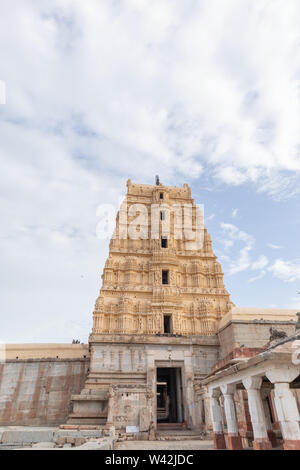 Hampi, en Inde le 8 juillet 2019 : Vue intérieure du temple de Virupaksha ou Pampapati Gopuram Nord sortir à Hampi, Karnataka, Inde. Banque D'Images
