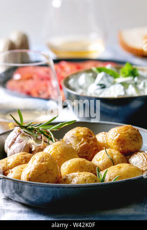 Table à manger avec des pommes de terre au Banque D'Images