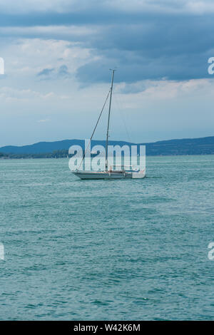 Altnau, TG / Suisse - 14. Juillet 2019 : voilier revient à l'administration portuaire à Kreuzlingen, sur le lac de Constance avec une tempête en déplaçant lentement Banque D'Images