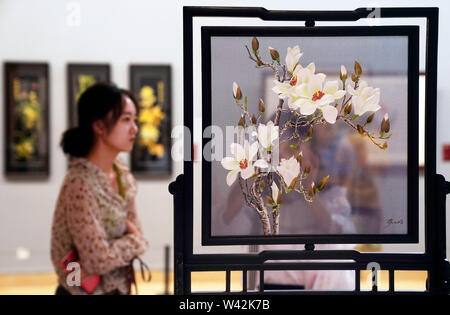 (190719) -- BEIJING, 19 juillet 2019 (Xinhua) -- les gens regardent une exposition au cours de "magnifique Chine - Suzhou Embroidery Élaborer Art Works Exhibition' au Musée d'Art National de Chine (NAMOC) à Beijing, capitale de Chine, le 19 juillet 2019. Ouverture d'ici le vendredi, l'exposition présente une riche collection d'œuvres de maîtres de la Chine broderie de Suzhou dans l'ère contemporaine. (Xinhua/Liangkuai Jin) Banque D'Images