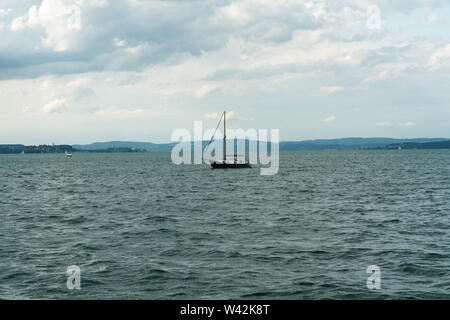 Altnau, TG / Suisse - 14. Juillet 2019 : voilier revient à l'administration portuaire à Kreuzlingen, sur le lac de Constance avec une tempête en déplaçant lentement Banque D'Images