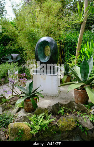 Sculptures dans le jardin de la Barbara Hepworth studios à St Ives, Cornwall. Banque D'Images