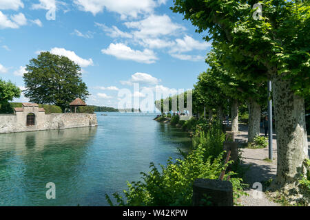 Island et canal avec chemin Lakeside recouvert d'arbres sur le lac de Constance dans la ville de Constance Banque D'Images