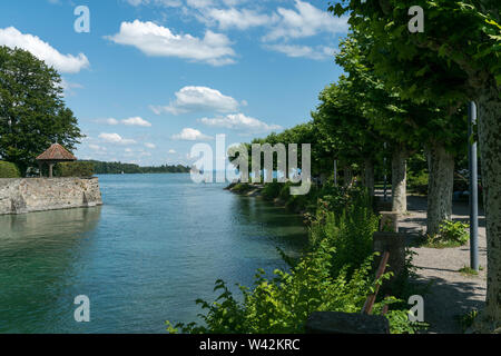 Island et canal avec chemin Lakeside recouvert d'arbres sur le lac de Constance dans la ville de Constance Banque D'Images