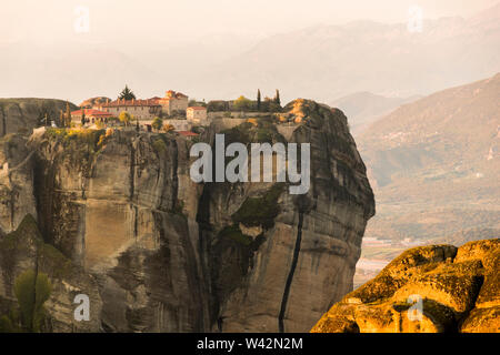 Météores, Grèce. Lever du soleil à la monastères byzantins dans les rochers des météores à à Kalambaka Banque D'Images