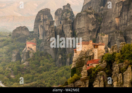 Météores, Grèce. Lever du soleil à la monastères byzantins de Roussanou Sainte Barbara et de saint Nikolaos Anapafsas à Kalambaka Banque D'Images