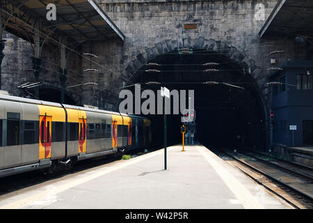 Au volant de métro et d'entrer dans le tun. Banque D'Images