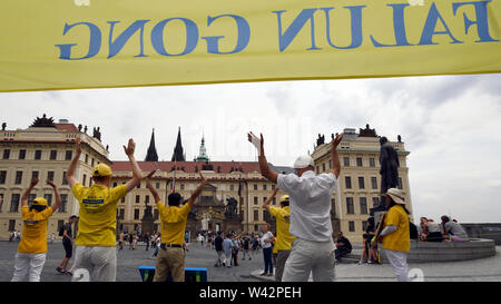 Prague, République tchèque. 19 juillet, 2019. Les gens vivent de la chaîne entre siège au Sénat et du château de Prague en République tchèque, est d'être formé le vendredi, Juillet 19, 2019, afin de commémorer 20 ans de persécution du mouvement falung gong méditation en Chine. Photo : CTK Michal Krumphanzl/Photo/Alamy Live News Banque D'Images