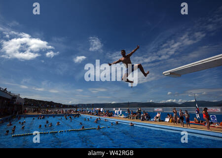 Temps chaud photos à Gourock piscine extérieure, sur la photo est Mark Tungatt montrant ses techniques de plongée. 18/07/16 Banque D'Images