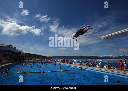 Temps chaud photos à Gourock piscine extérieure, sur la photo est Brian Cargill montrant ses techniques de plongée. 18/07/16 Banque D'Images