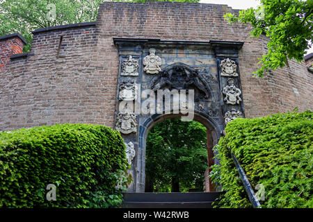 Leiden, Hollande, Pays-Bas, le 22 mai 2019, la porte de la la Burcht van Leiden (Fort de Leiden), avec des armoiries de familles nobles. Banque D'Images