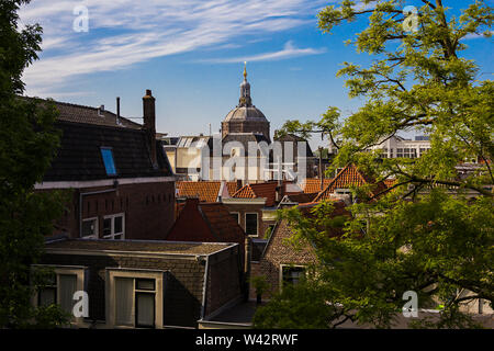 Leiden, Hollande, Pays-Bas, le 22 mai 2019. L'avis de Marekerk et toits de la ville depuis le l'Burcht van Leiden (Fort de Leiden) Banque D'Images