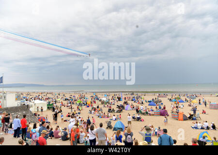 SundayWALES AIRSHOW 2018 Swansea au Pays de Galles l'Airshow a returnd à Swansea Bay le samedi 30 juin et dimanche 1er juillet 2018. Acrobaties aériennes à couper le souffle, des avions militaires et les avions d'époque du passé ravi plus de 250 000 visiteurs à Swansea Bay l'été dernier. Photo : Red Arows Dimanche 1er juillet 2018. Banque D'Images