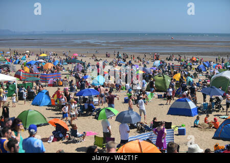 Pays de Galles AIRSHOW 2018 Swansea au Pays de Galles l'Airshow a returnd à Swansea Bay le samedi 30 juin et dimanche 1er juillet 2018. Acrobaties aériennes à couper le souffle, des avions militaires et les avions d'époque du passé ravi plus de 250 000 visiteurs à Swansea Bay l'été dernier. Sur la photo : public samedi 30 juin 2018. Banque D'Images