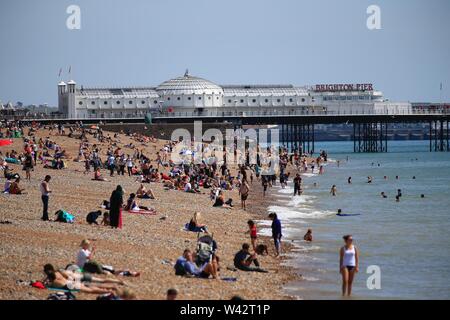 Des dizaines de personnes profiter du soleil par temps chaud et pendant les vacances scolaires d'été sur la plage de Brighton dans l'East Sussex. 14 août 2017 Banque D'Images