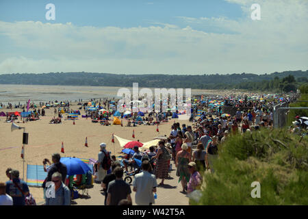 Pays de Galles AIRSHOW 2018 Swansea au Pays de Galles l'Airshow a returnd à Swansea Bay le samedi 30 juin et dimanche 1er juillet 2018. Acrobaties aériennes à couper le souffle, des avions militaires et les avions d'époque du passé ravi plus de 250 000 visiteurs à Swansea Bay l'été dernier. Sur la photo : public samedi 30 juin 2018. Banque D'Images