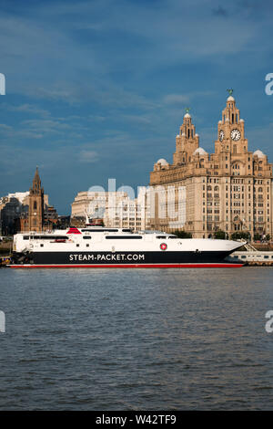 Isle of Man Steam Packet Company Manannan un catamaran à grande vitesse car-ferry à quai en face du front de mer historique de Liverpool les bâtiments. Banque D'Images