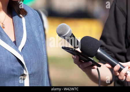 Des journalistes de presse Interview de businesswoman ou une femme politique Banque D'Images