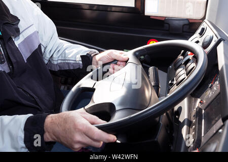 Chauffeur de camion, un camionneur, tenant les mains sur le volant Banque D'Images