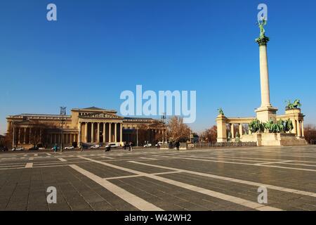 Les touristes et habitants de profiter de la Place des Héros, l'un des sites touristiques les plus populaires de Budapest. Dans l'arrière-plan est l'Museuem des beaux-arts. Banque D'Images