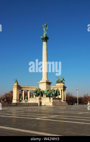 Les statues de l'Archange Gabriel et les sept chefs, à la Place des Héros, à Budapest, Hongrie. Banque D'Images