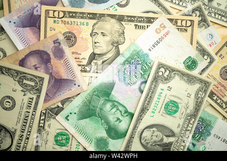 US dollar et yuan chinois billets sur la table l'idée d'une guerre commerciale entre les États-Unis et la Chine Banque D'Images