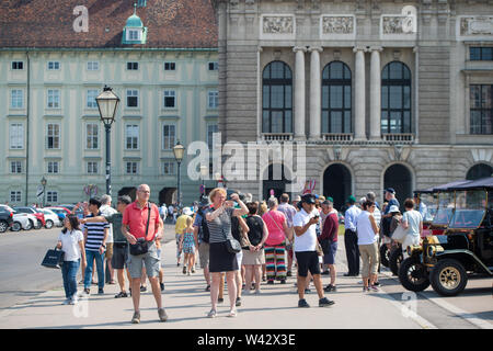 (190719) -- Vienne, 19 juillet 2019 (Xinhua) -- Les touristes visiter la ville de Vienne, Autriche, le 19 juillet. Pendant les vacances d'été en Europe, Vienne attire les touristes de partout dans le monde avec son architecture unique et son paysage magnifique. (Xinhua/Guo Chen) Banque D'Images