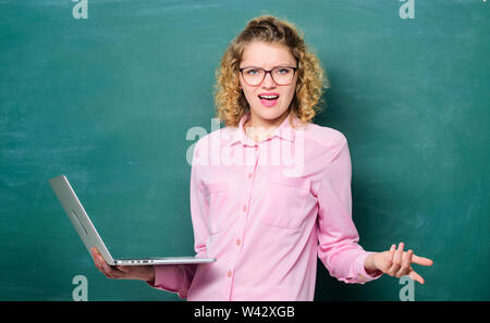 Étudier en ligne. Travail à distance. Ordinateur portable enseignant tableau recherche d'informations de fond. Ordinateur portable femme surf internet. Étudiant de la tige. Cours en ligne de l'enseignement. L'informatique et la programmation. L'école en ligne. Banque D'Images