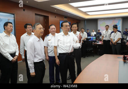 (190719) -- BEIJING, 19 juillet 2019 (Xinhua) -- Le Premier ministre chinois Li Keqiang effectue une inspection du ministère de la gestion des urgences à Beijing, capitale de la Chine, le 19 juillet 2019. Li a présidé une lutte contre les inondations et la sécheresse de secours conférence pendant son inspection. Lors de la réunion, Li a pris des dispositions pour l'actuelle et de la prochaine phase de contrôle des inondations et de secours en cas de travaux. (Xinhua/Yao Dawei) Banque D'Images