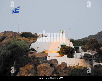 Chapelle sur colline à Patmos avec drapeau grec, Patmos, Îles grecques, Grèce Banque D'Images