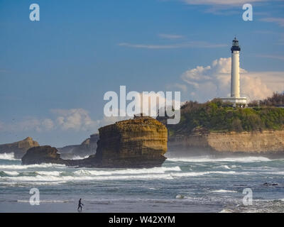 Plage avec des vagues de surf et le phare à sun, Biarritz France Banque D'Images
