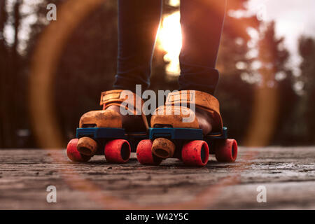 Roller enfant joue dehors avec vintage toy patins à Banque D'Images